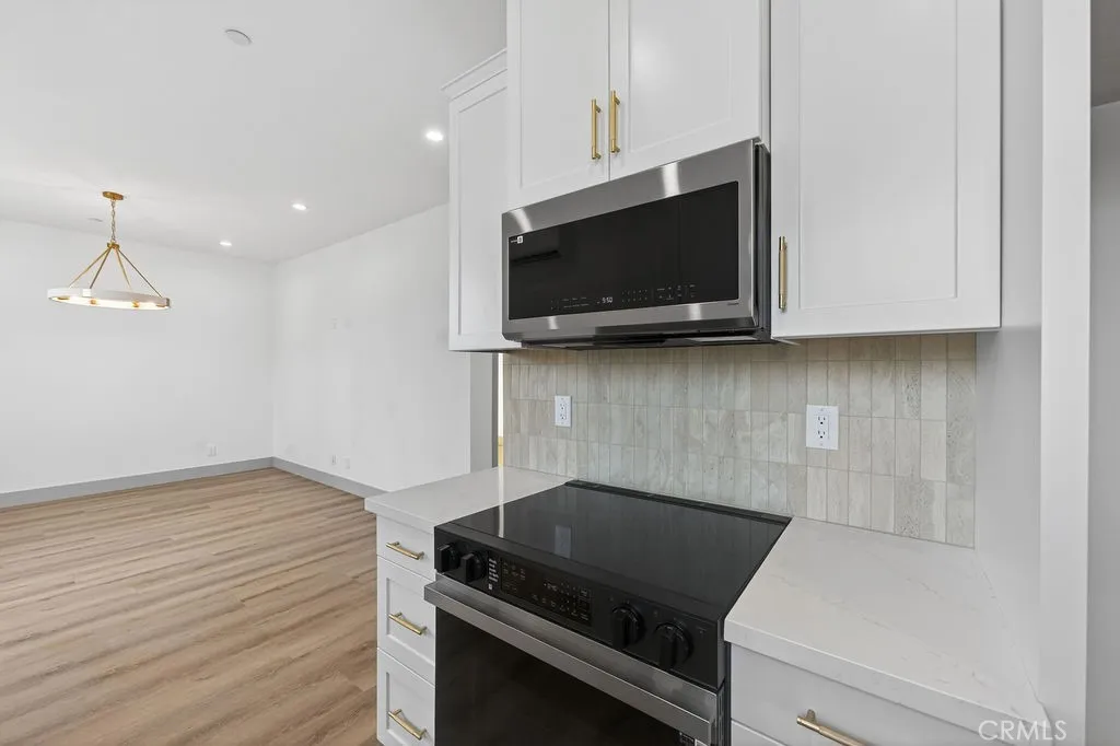 Photos are of the same model/floor plan at a different location and are for illustrative purposes only. Actual finishes, features, and options may vary.