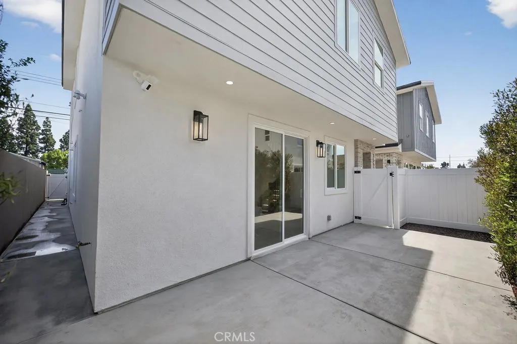 Photos are of the same model/floor plan at a different location and are for illustrative purposes only. Actual finishes, features, and options may vary.
