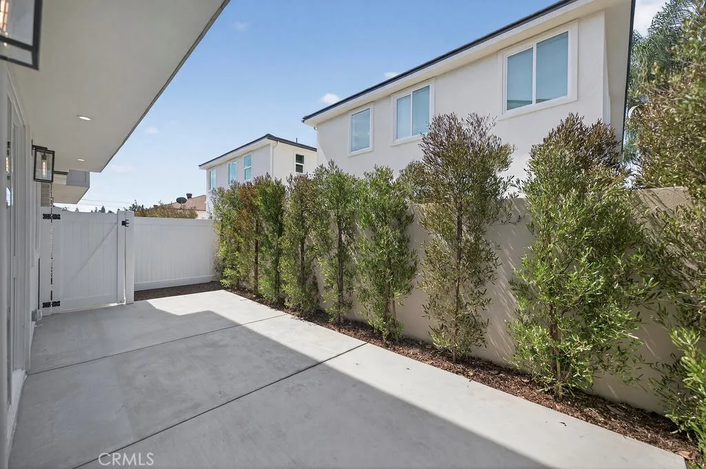 Photos are of the same model/floor plan at a different location and are for illustrative purposes only. Actual finishes, features, and options may vary.