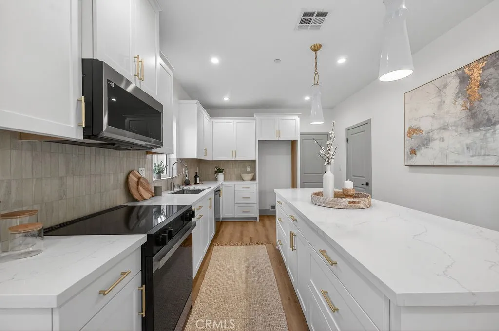 Photos are of the same model/floor plan at a different location and are for illustrative purposes only. Actual finishes, features, and options may vary.