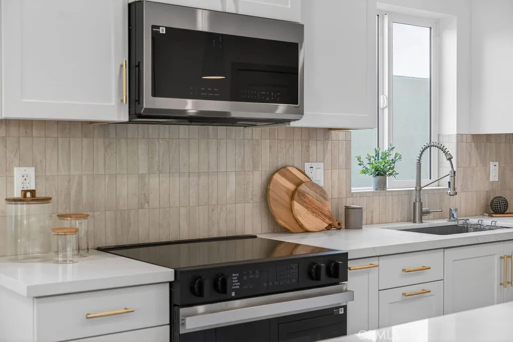 Photos are of the same model/floor plan at a different location and are for illustrative purposes only. Actual finishes, features, and options may vary.