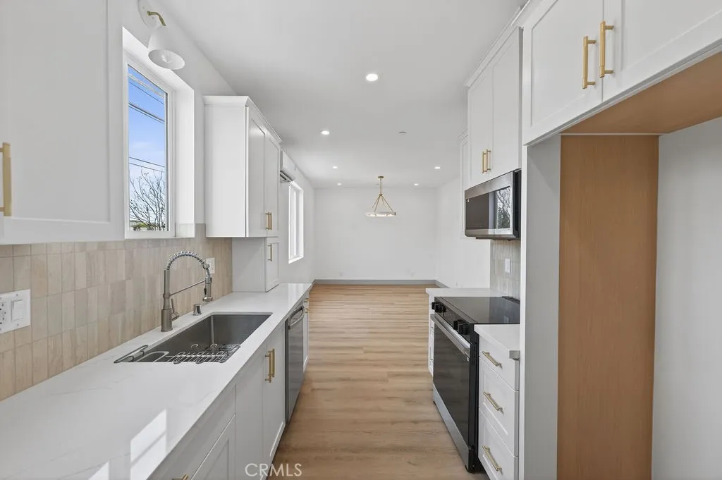 Photos are of the same model/floor plan at a different location and are for illustrative purposes only. Actual finishes, features, and options may vary.