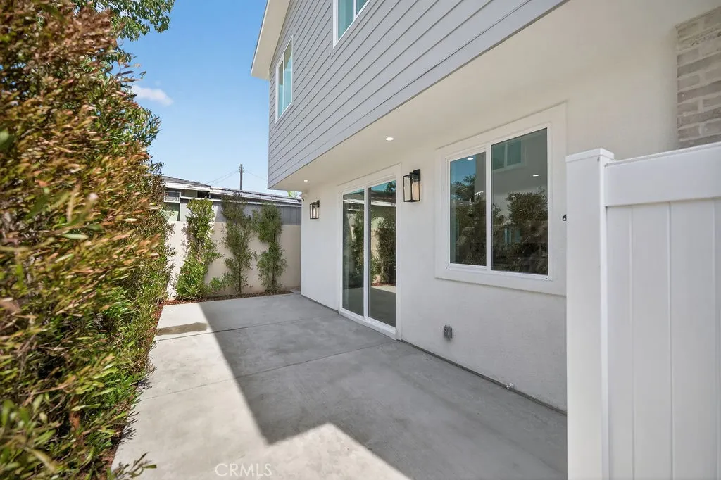 Photos are of the same model/floor plan at a different location and are for illustrative purposes only. Actual finishes, features, and options may vary.