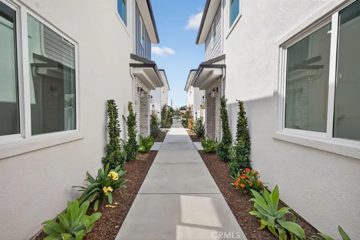 Photos are of the same model/floor plan at a different location and are for illustrative purposes only. Actual finishes, features, and options may vary.