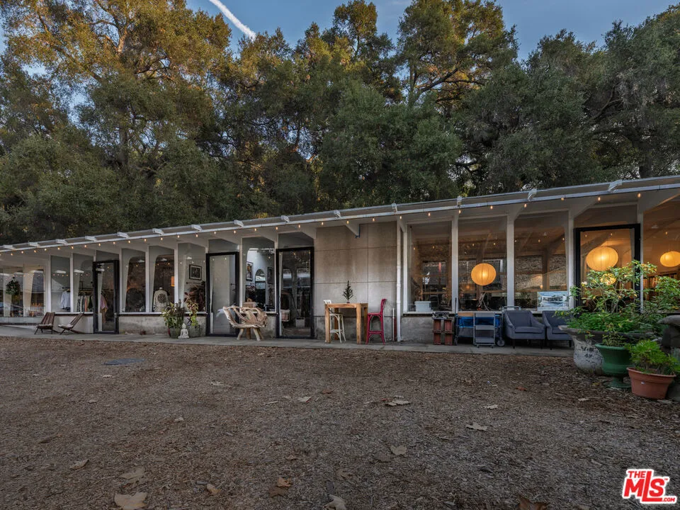 1111 N Topanga Canyon Blvd