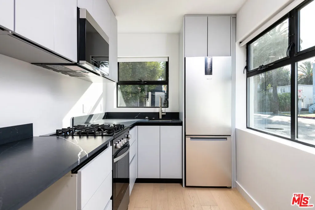 1325 Cabrillo Avenue 2, Venice, California 90291 — photo 4