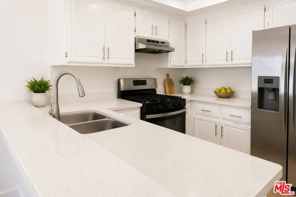 6825 Alabama Avenue 311, Los Angeles, California 91303 — photo 5