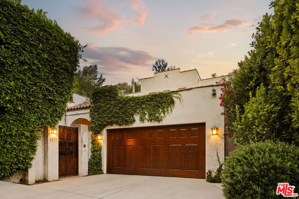 8935 Hollywood Hills Rd