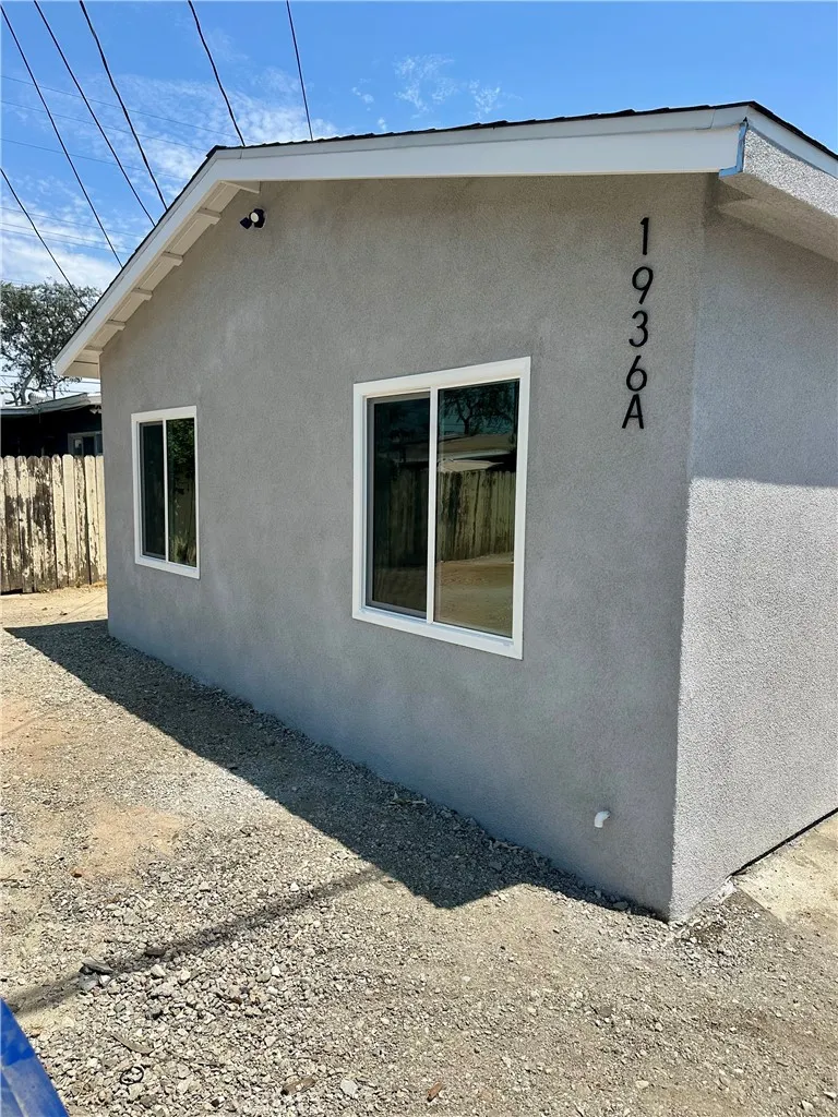 1936 W Valencia Dr