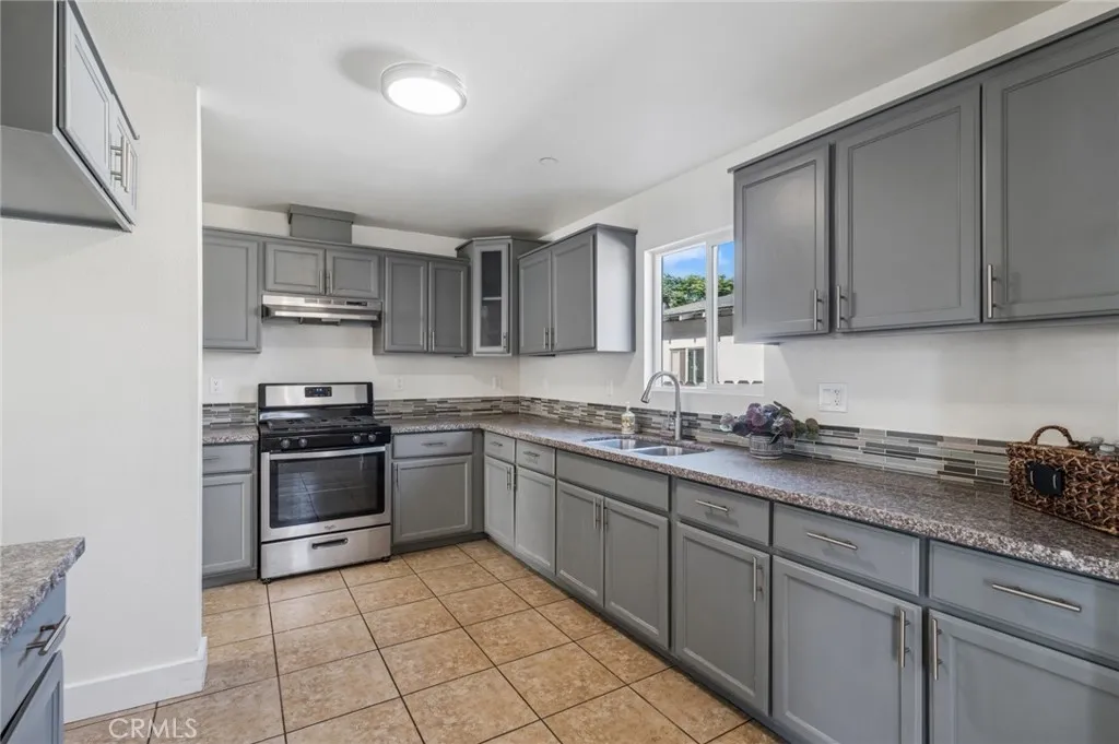 Spacious kitchen with lots of cabinets!