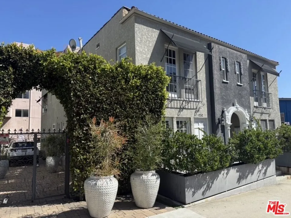 1750 N La Brea Ave