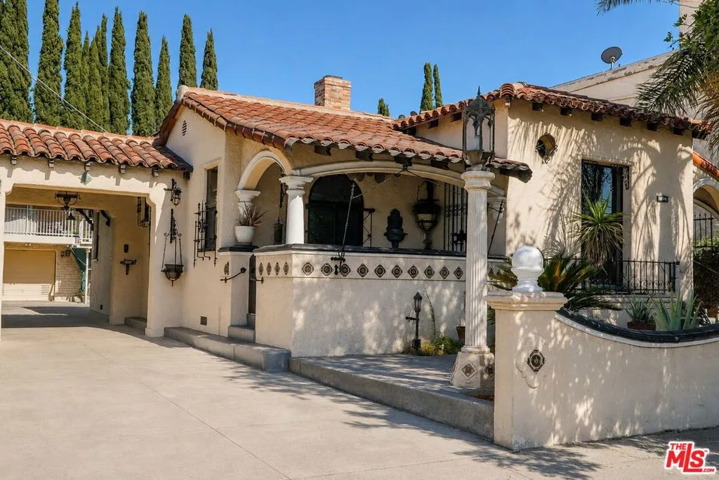 6132 Whitsett Ave