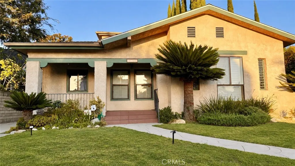 1122 N Isabel St