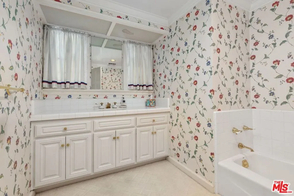 Downstairs full bathroom