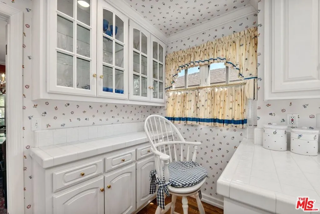 Display kitchen cabinets