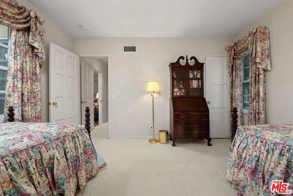 Bedroom entry and closet
