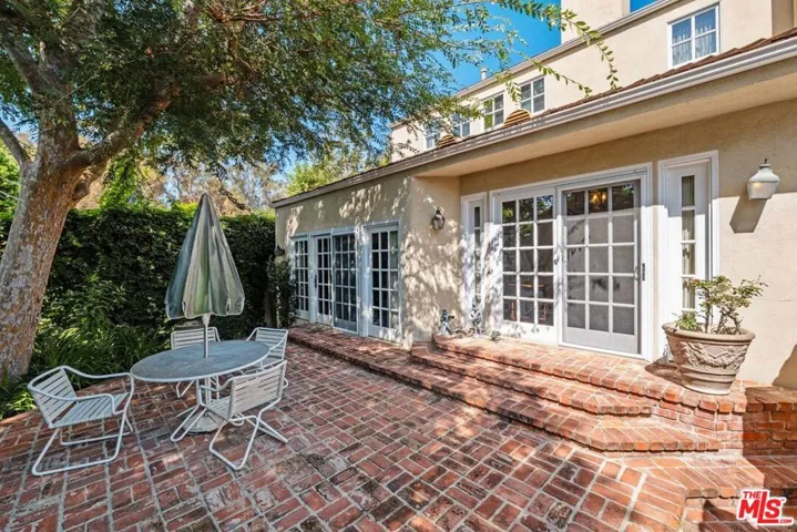 Brick patio for al fresco dini