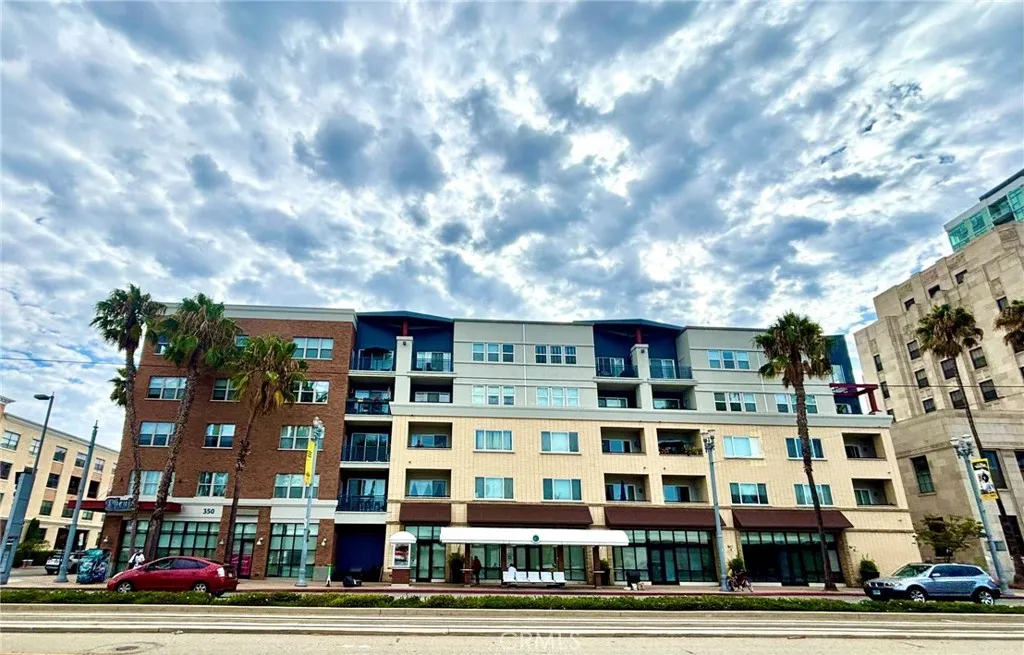 300 E 4th St