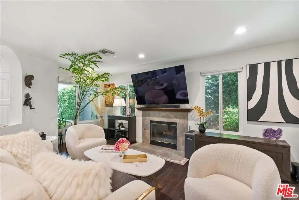 Living Room w/fireplace
