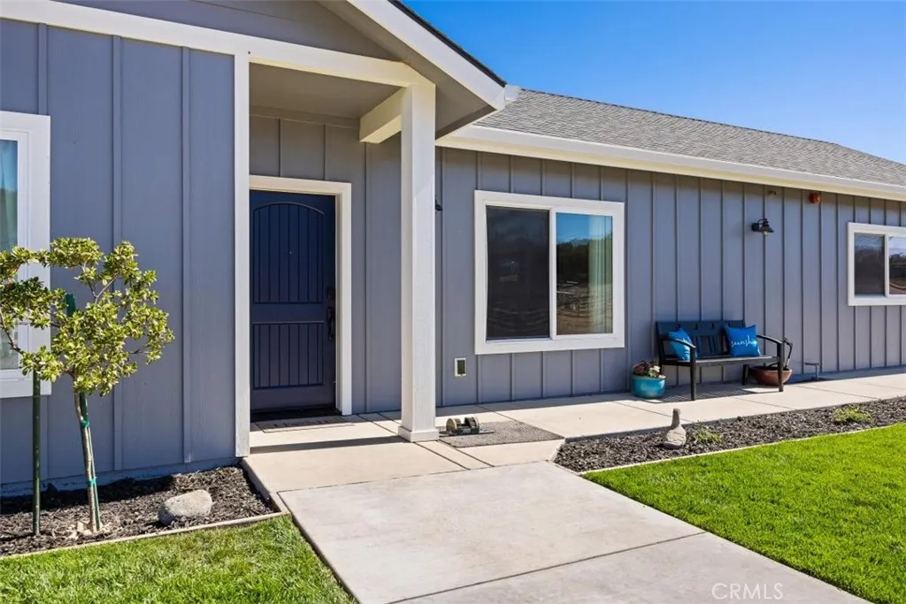 front  of home with lawn