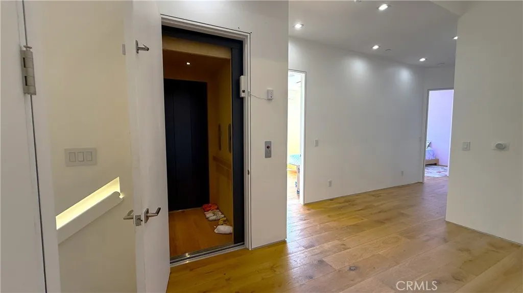 Elevator accessing all levels