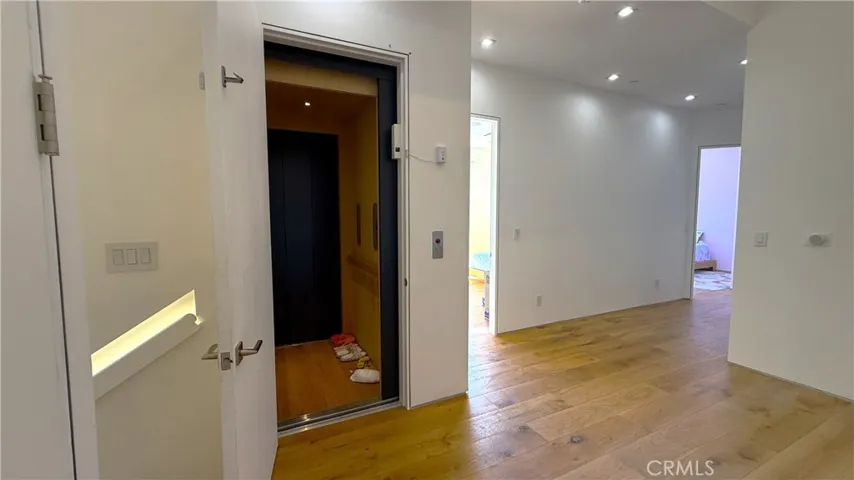 Elevator accessing all levels