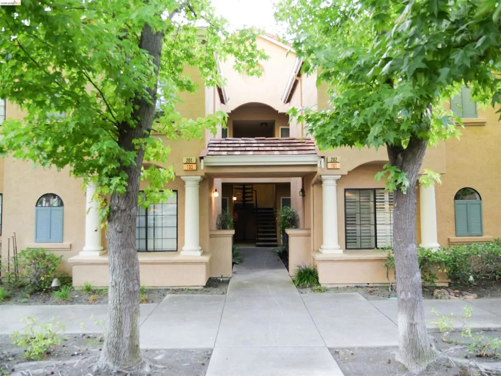 5022 Lakeview Dr