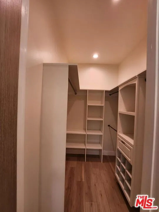 Master Walk-in