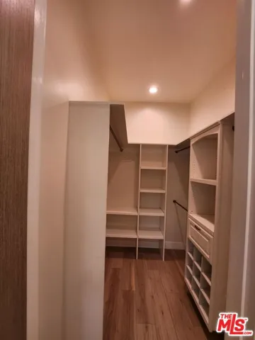 Master Walk-in