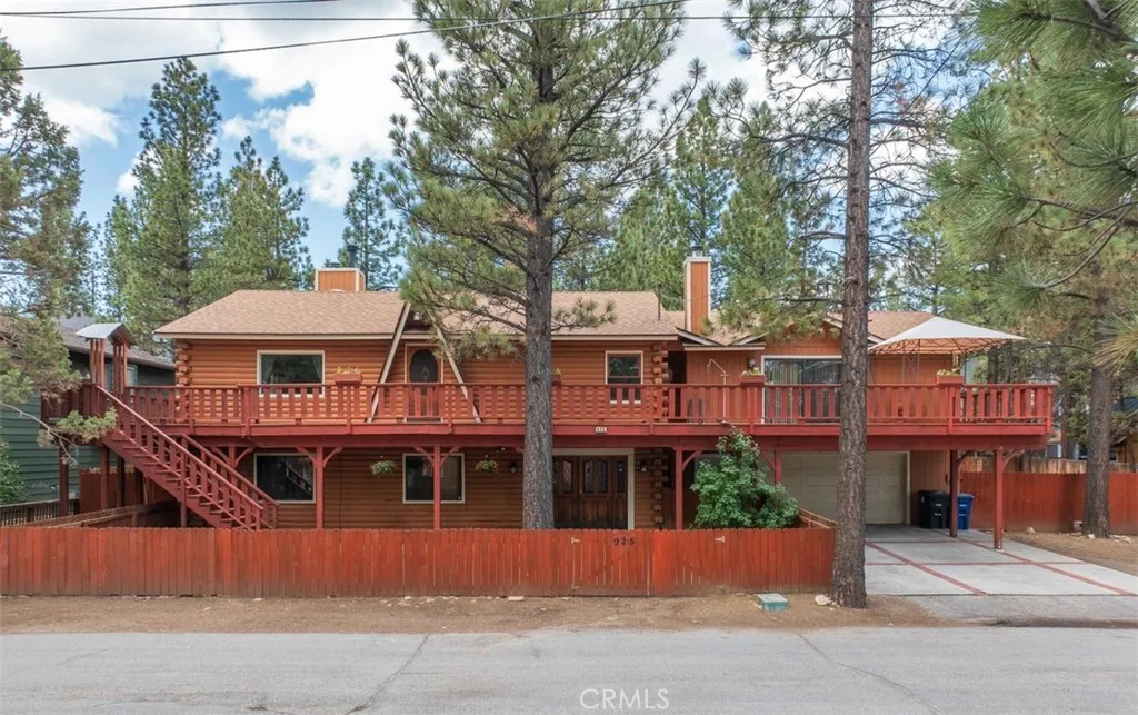 925 E Ln