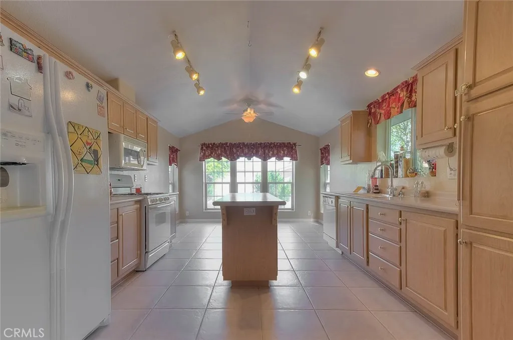 Kitchen w/Island