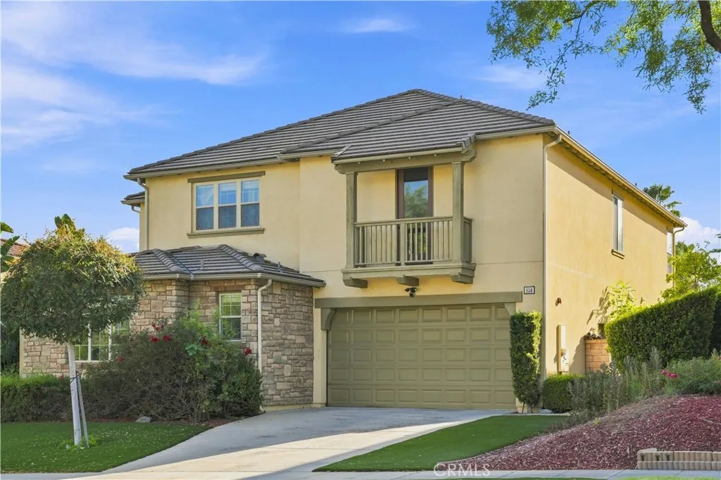 858 E Manresa