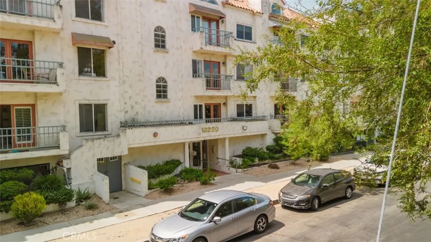 13220 Valleyheart Drive 202, Studio City, California 91604 — photo 4