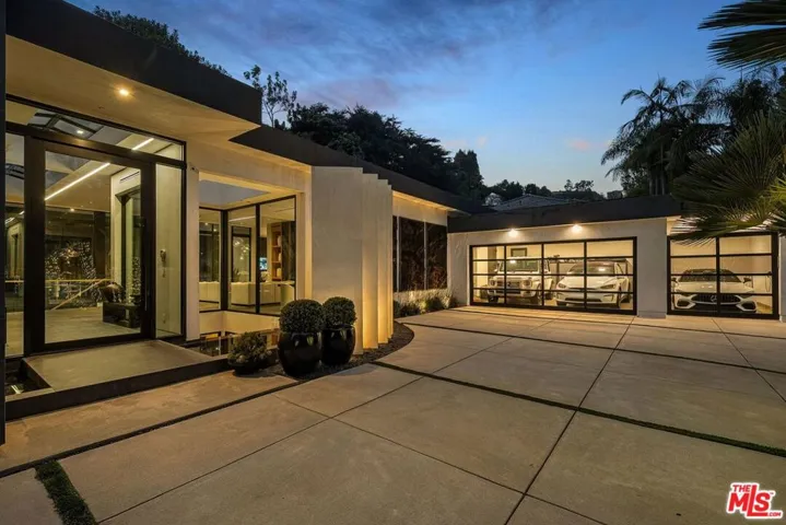 1049 Loma Vista Drive, Beverly Hills, California 90210 — photo 4