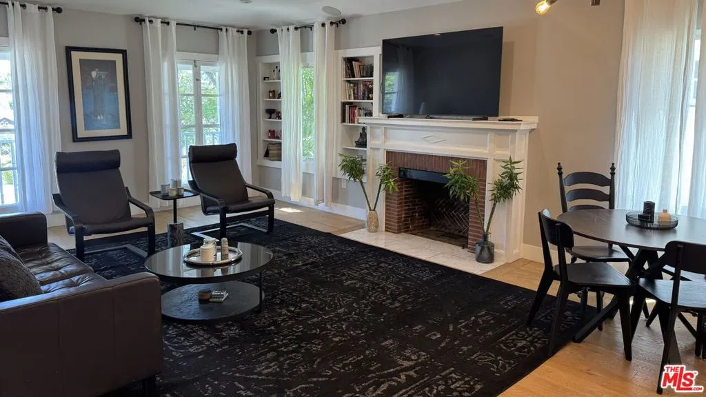 1113 S Doheny Dr