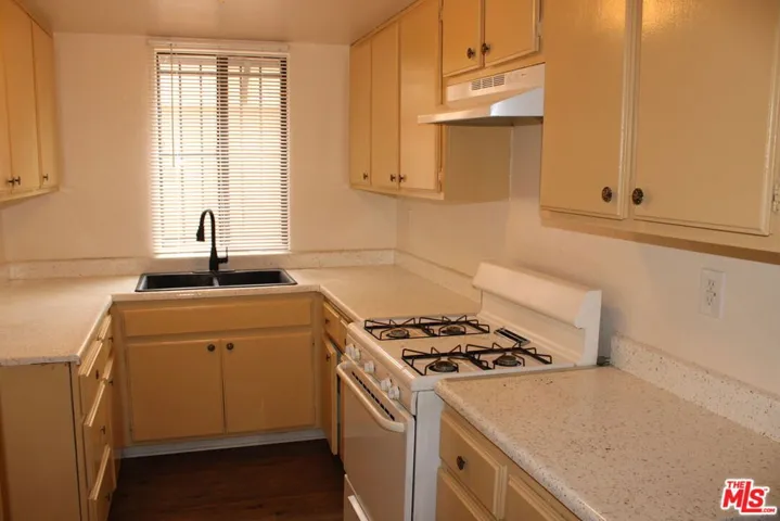 12100 Birch Avenue 22, Hawthorne, California 90250 — photo 5