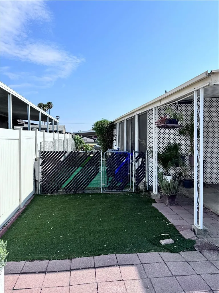 16860 Slover, Fontana, California 92337 — photo 5