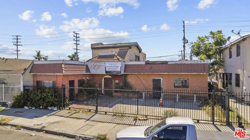 9511 S San Pedro St