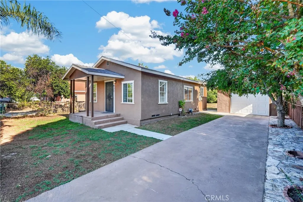 921 W Grand