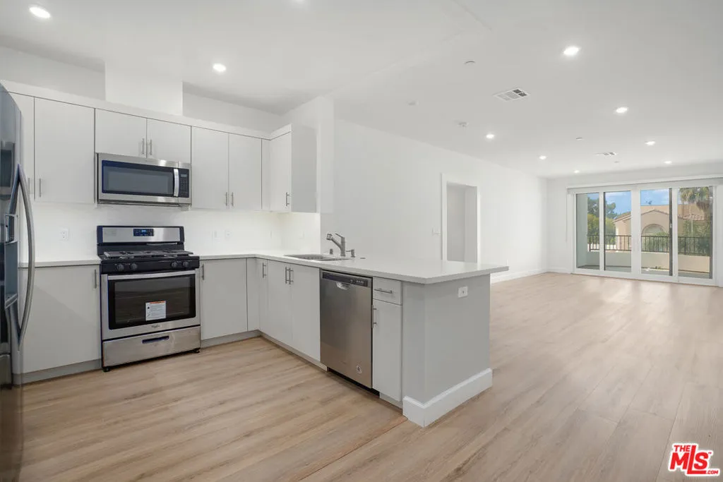 1832 S Barrington Avenue 401, Los Angeles, California 90025 — photo 4