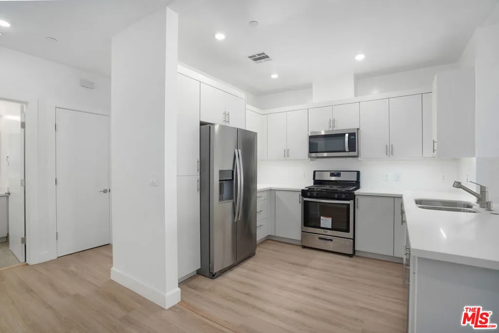 1832 S Barrington Avenue 401, Los Angeles, California 90025 — photo 5