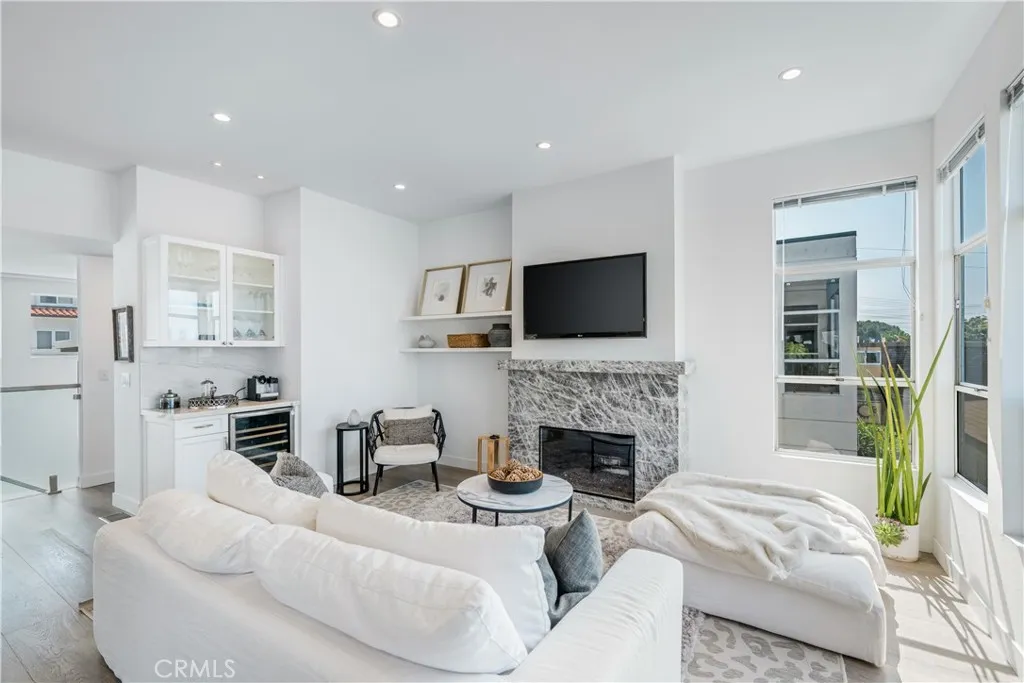 gas fireplace with cristallo mantle