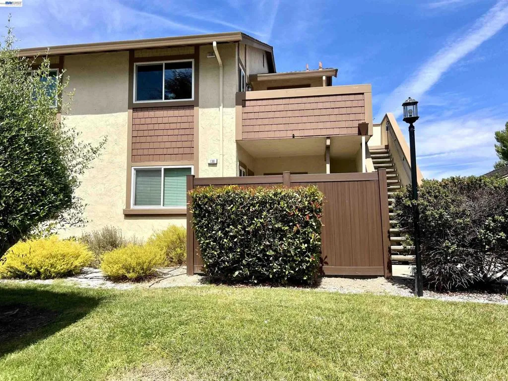 136 Hackamore Ln