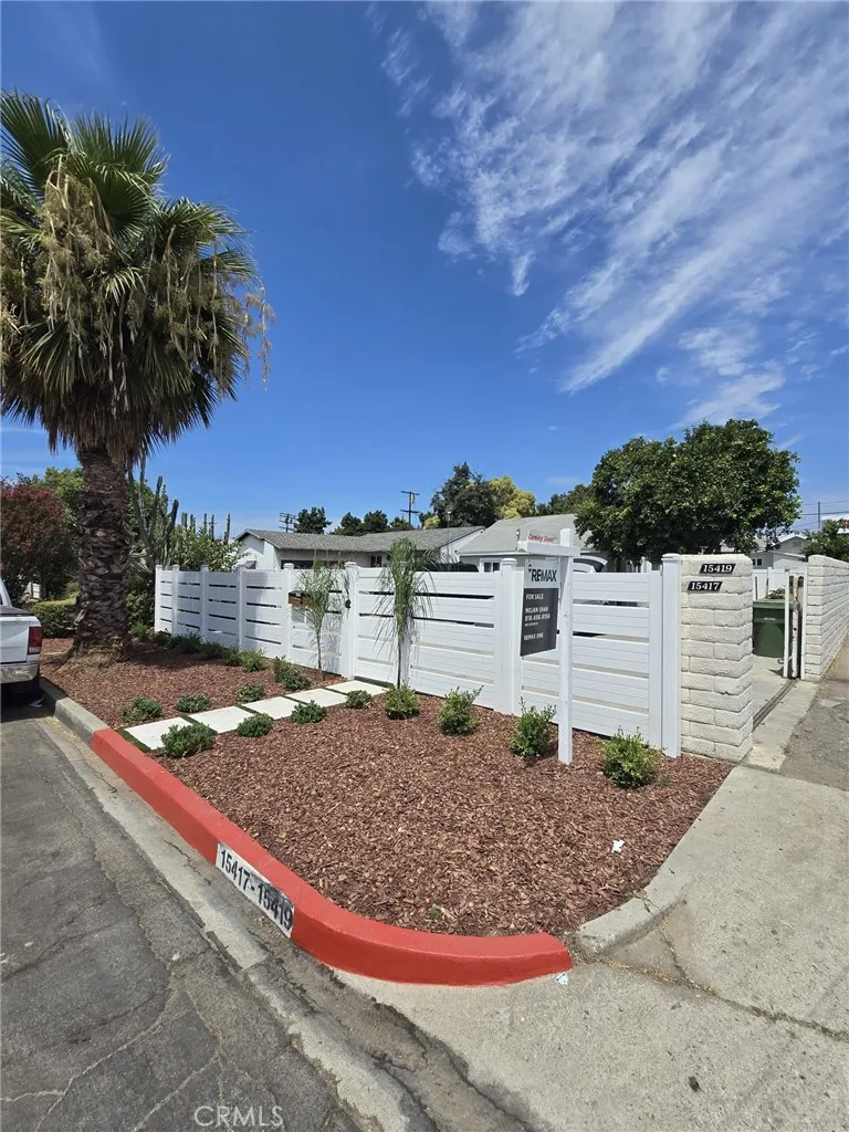 15417 15419 Tuba St