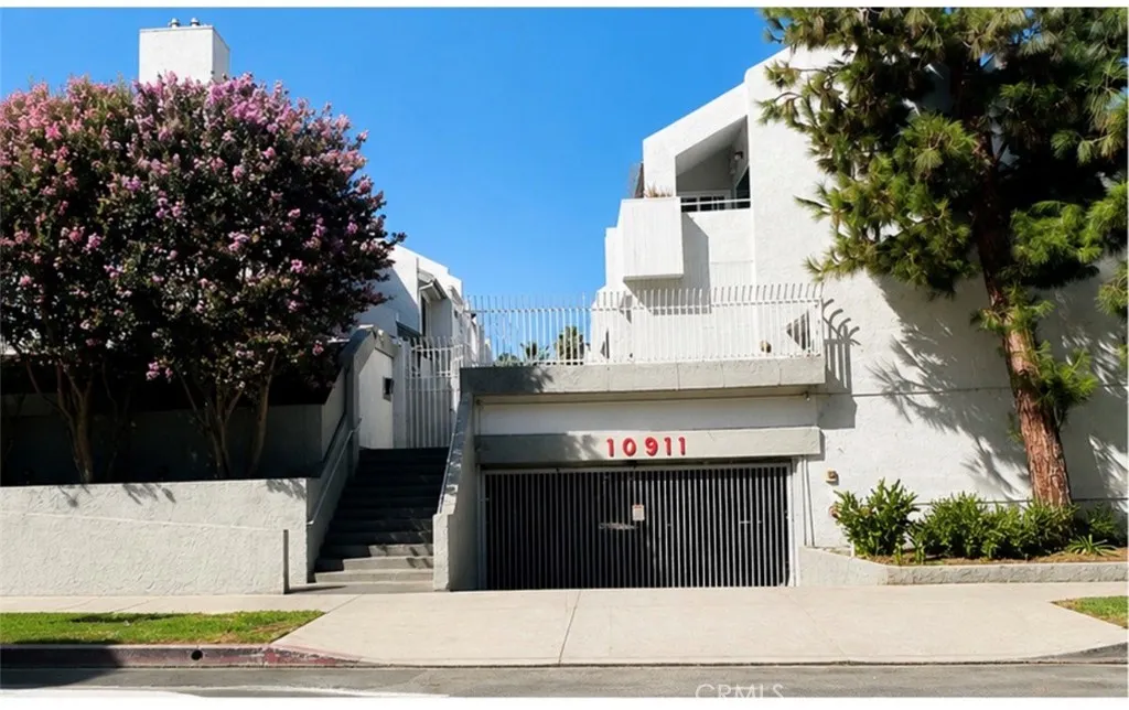 10911 Bluffside 22