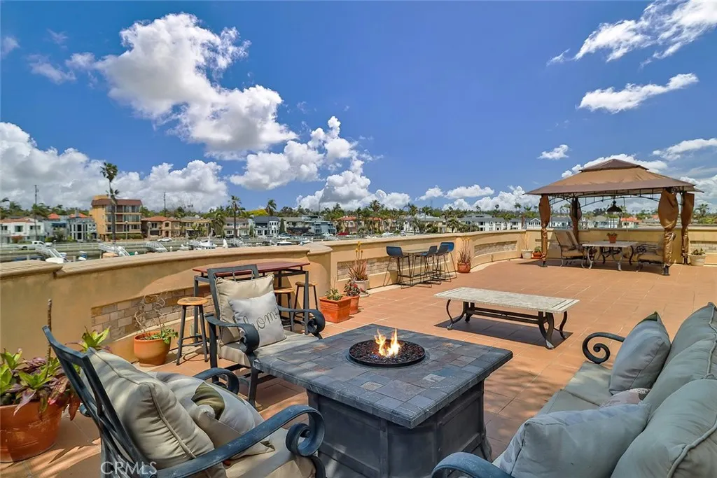 HUGE Rooftop Deck HUGE Rooftop Deck