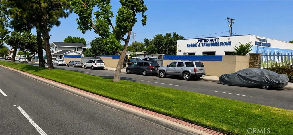 7121 Somerset Blvd
