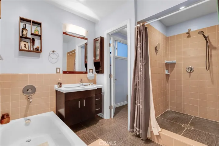 Primary bathroom en suite, tub and separate shower