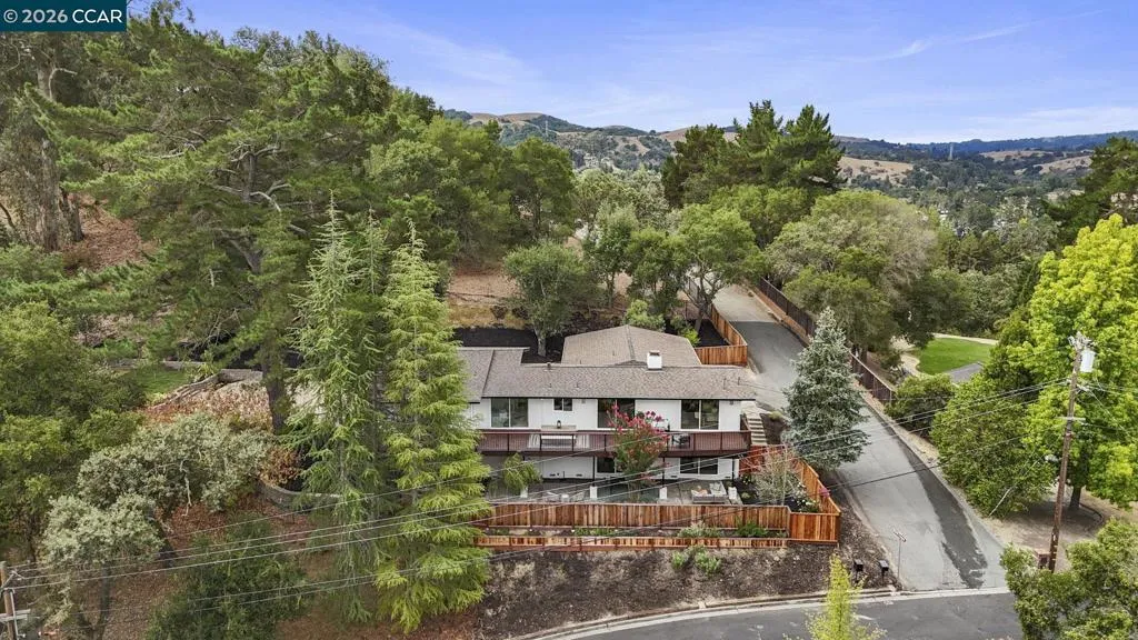 3233 Lucas Cir