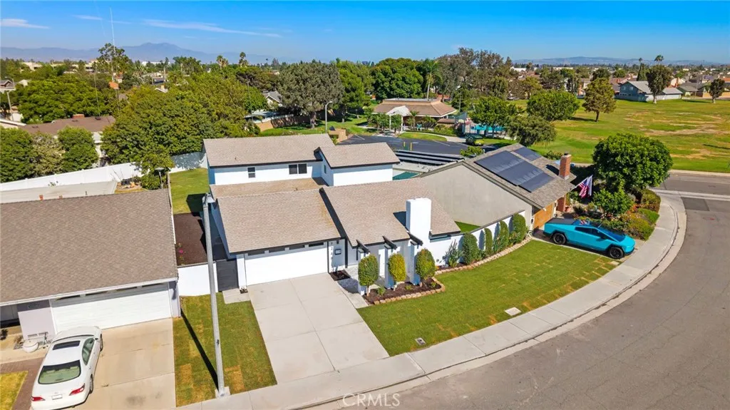 House located right next to the green belt!
